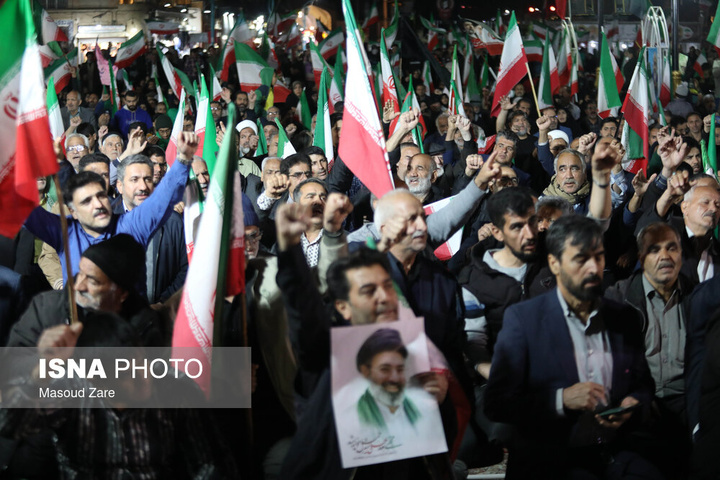 شامگاه یکشنبه ۱۶ فروردین ۱۴۰۵، مردم یزد هم‌زمان با دیگر نقاط کشورمان با حضور در خیابان‌ها و میادین اصلی شهر، ضمن گرامیداشت یاد رهبر شهید انقلاب، با حضرت آیت‌الله سیدمجتبی خامنه‌ای تجدید بیعت و حمایت خ