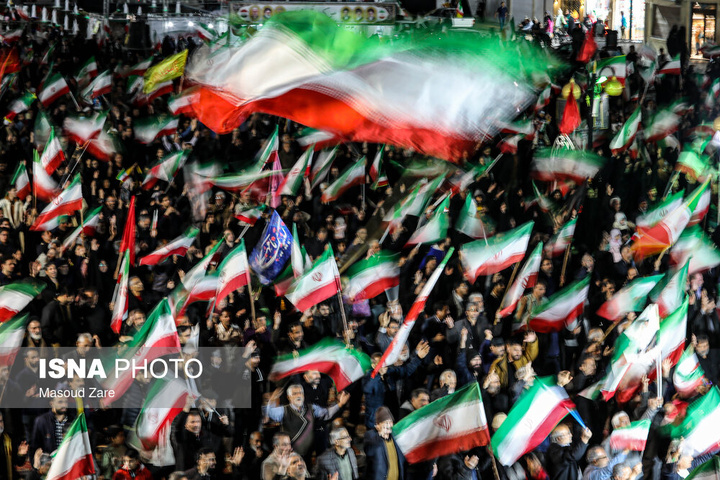 شامگاه یکشنبه ۱۶ فروردین ۱۴۰۵، مردم یزد هم‌زمان با دیگر نقاط کشورمان با حضور در خیابان‌ها و میادین اصلی شهر، ضمن گرامیداشت یاد رهبر شهید انقلاب، با حضرت آیت‌الله سیدمجتبی خامنه‌ای تجدید بیعت و حمایت خ