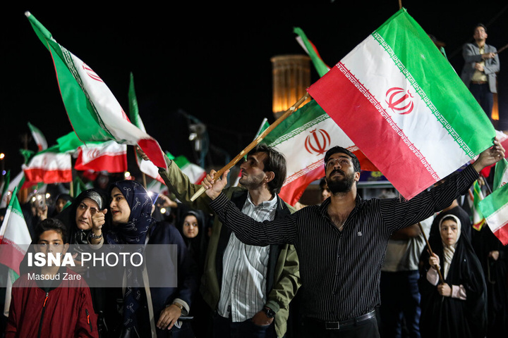 شامگاه یکشنبه ۱۶ فروردین ۱۴۰۵، مردم یزد هم‌زمان با دیگر نقاط کشورمان با حضور در خیابان‌ها و میادین اصلی شهر، ضمن گرامیداشت یاد رهبر شهید انقلاب، با حضرت آیت‌الله سیدمجتبی خامنه‌ای تجدید بیعت و حمایت خ