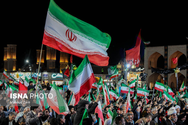 شامگاه یکشنبه ۱۶ فروردین ۱۴۰۵، مردم یزد هم‌زمان با دیگر نقاط کشورمان با حضور در خیابان‌ها و میادین اصلی شهر، ضمن گرامیداشت یاد رهبر شهید انقلاب، با حضرت آیت‌الله سیدمجتبی خامنه‌ای تجدید بیعت و حمایت خ