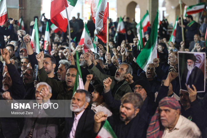 شامگاه یکشنبه ۱۶ فروردین ۱۴۰۵، مردم یزد هم‌زمان با دیگر نقاط کشورمان با حضور در خیابان‌ها و میادین اصلی شهر، ضمن گرامیداشت یاد رهبر شهید انقلاب، با حضرت آیت‌الله سیدمجتبی خامنه‌ای تجدید بیعت و حمایت خ
