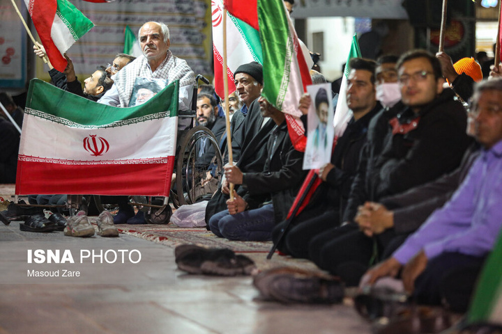 شامگاه یکشنبه ۱۶ فروردین ۱۴۰۵، مردم یزد هم‌زمان با دیگر نقاط کشورمان با حضور در خیابان‌ها و میادین اصلی شهر، ضمن گرامیداشت یاد رهبر شهید انقلاب، با حضرت آیت‌الله سیدمجتبی خامنه‌ای تجدید بیعت و حمایت خ