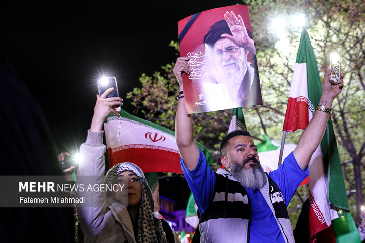 اجتماع حمایت از رزمندگان در مقابله با دشمن آمریکایی - صهیونی