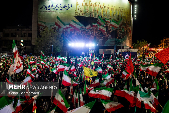 اجتماع حمایت از رزمندگان در مقابله با دشمن آمریکایی - صهیونی