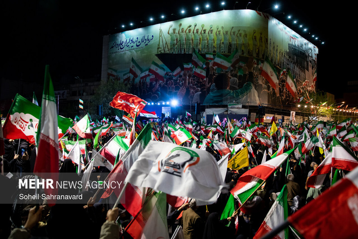 اجتماع حمایت از رزمندگان در مقابله با دشمن آمریکایی - صهیونی