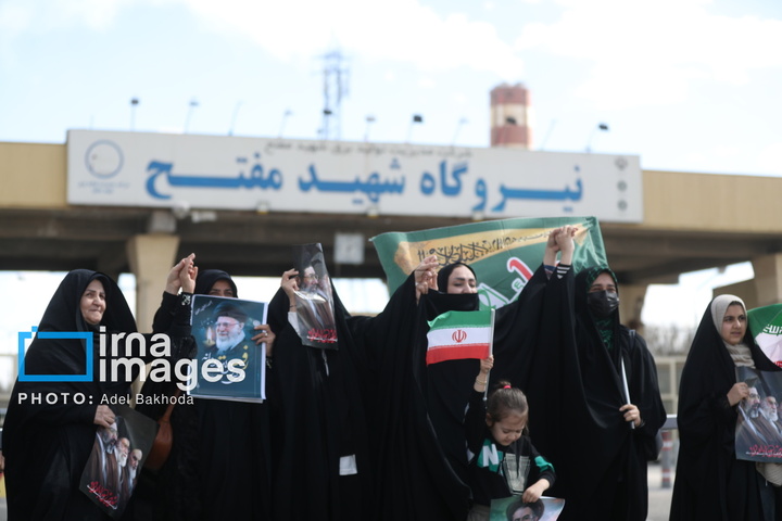 زنجیره انسانی مردم ایران اطراف نیروگاه‌ها و پل‌ها