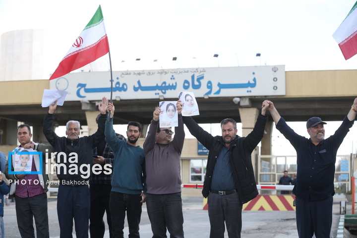 زنجیره انسانی مردم ایران اطراف نیروگاه‌ها و پل‌ها