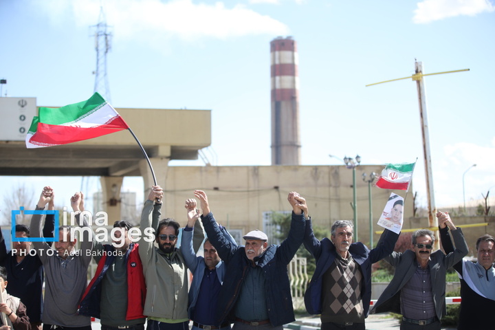 زنجیره انسانی مردم ایران اطراف نیروگاه‌ها و پل‌ها