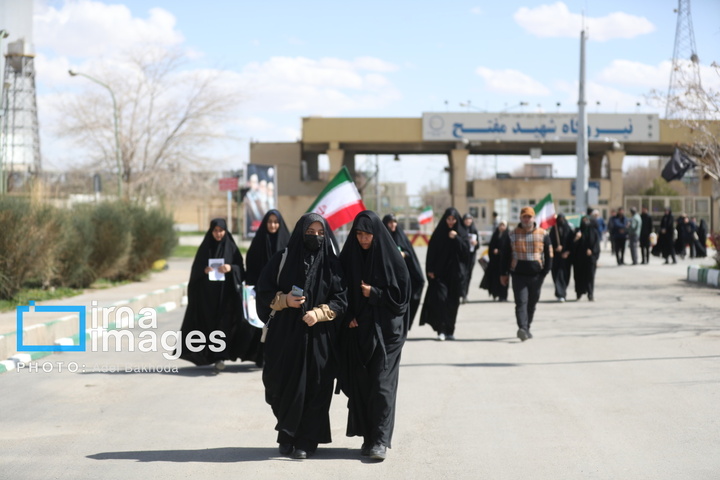 زنجیره انسانی مردم ایران اطراف نیروگاه‌ها و پل‌ها
