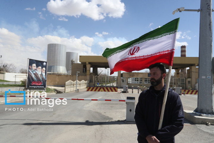 زنجیره انسانی مردم ایران اطراف نیروگاه‌ها و پل‌ها