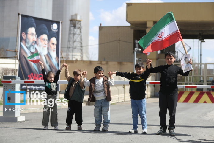 زنجیره انسانی مردم ایران اطراف نیروگاه‌ها و پل‌ها