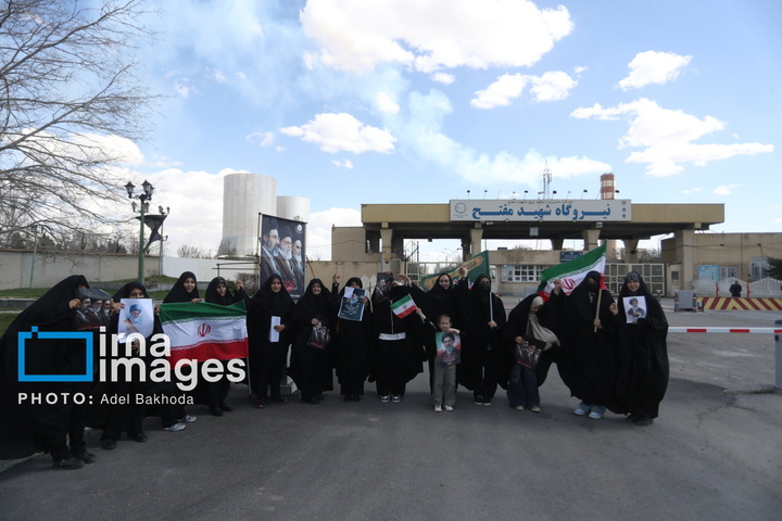 زنجیره انسانی مردم ایران اطراف نیروگاه‌ها و پل‌ها