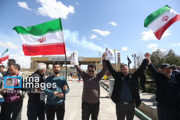 زنجیره انسانی مردم ایران اطراف نیروگاه‌ها و پل‌ها