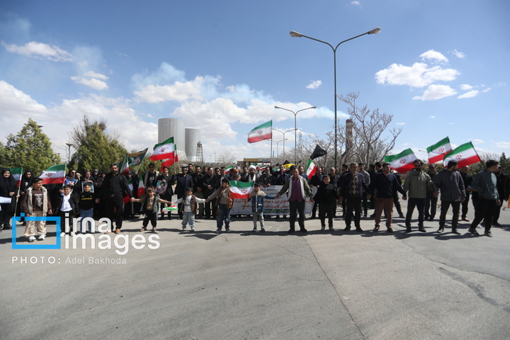 زنجیره انسانی مردم ایران اطراف نیروگاه‌ها و پل‌ها