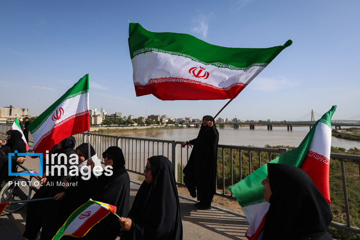 زنجیره انسانی مردم ایران اطراف نیروگاه‌ها و پل‌ها