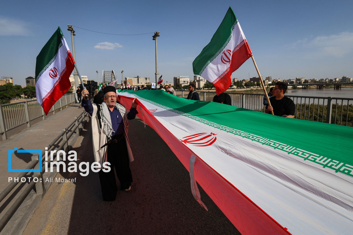 زنجیره انسانی مردم ایران اطراف نیروگاه‌ها و پل‌ها