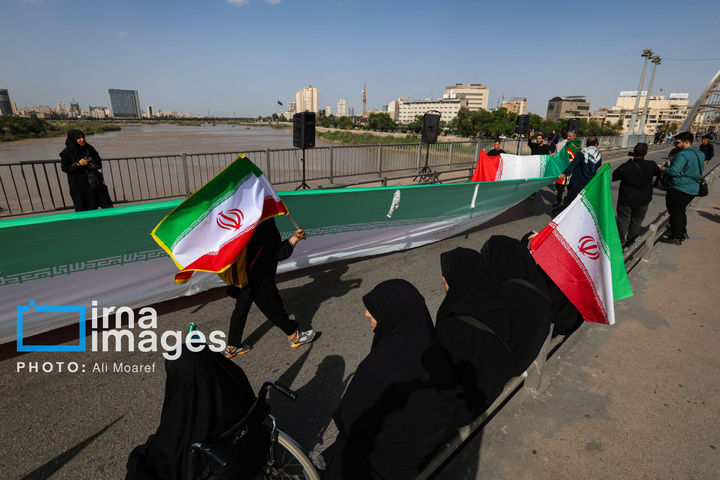 زنجیره انسانی مردم ایران اطراف نیروگاه‌ها و پل‌ها