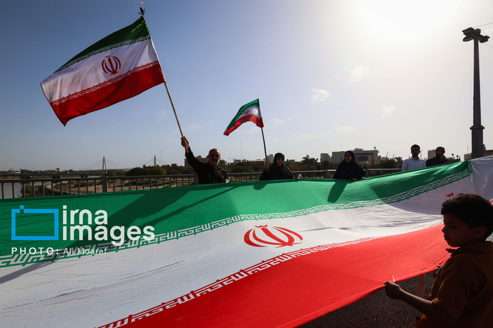 زنجیره انسانی مردم ایران اطراف نیروگاه‌ها و پل‌ها