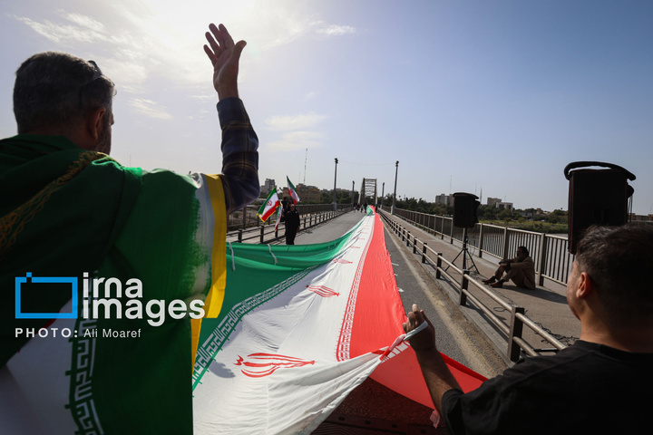 زنجیره انسانی مردم ایران اطراف نیروگاه‌ها و پل‌ها