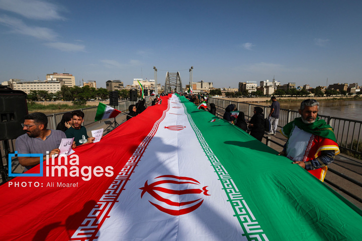 زنجیره انسانی مردم ایران اطراف نیروگاه‌ها و پل‌ها