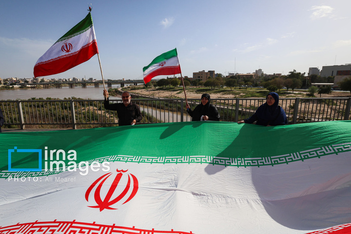 زنجیره انسانی مردم ایران اطراف نیروگاه‌ها و پل‌ها