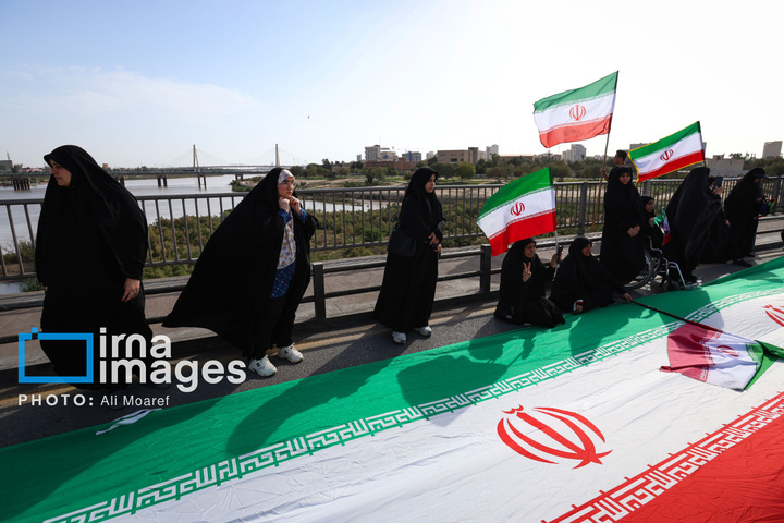 زنجیره انسانی مردم ایران اطراف نیروگاه‌ها و پل‌ها