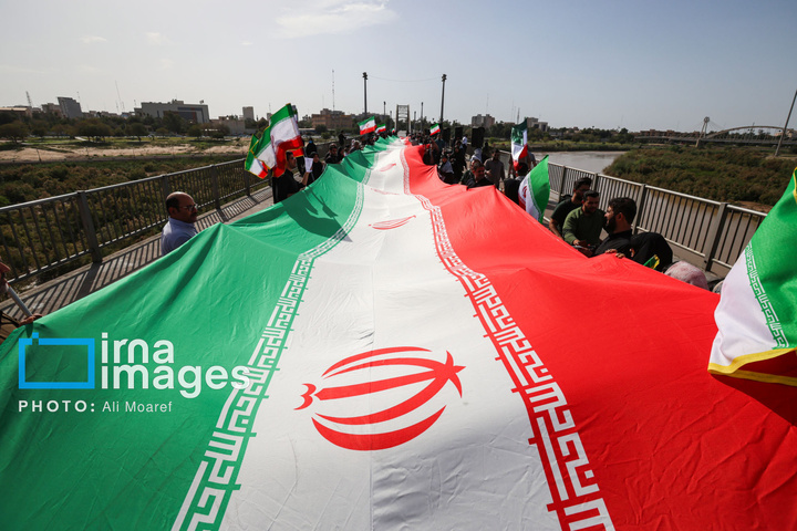 زنجیره انسانی مردم ایران اطراف نیروگاه‌ها و پل‌ها