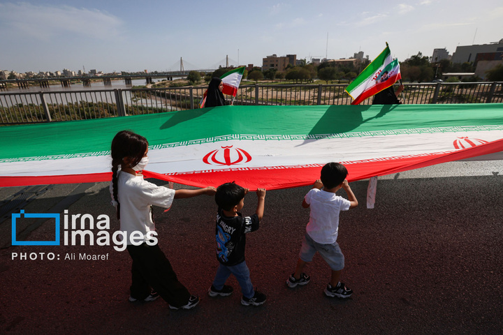 زنجیره انسانی مردم ایران اطراف نیروگاه‌ها و پل‌ها