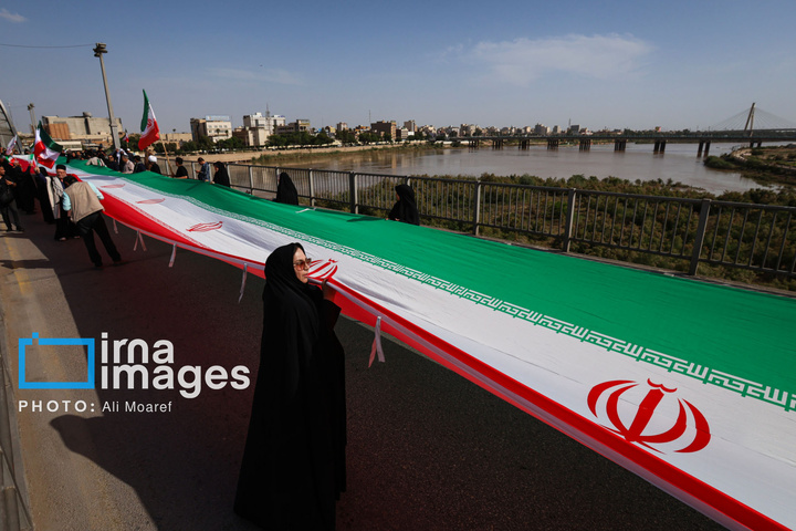 زنجیره انسانی مردم ایران اطراف نیروگاه‌ها و پل‌ها