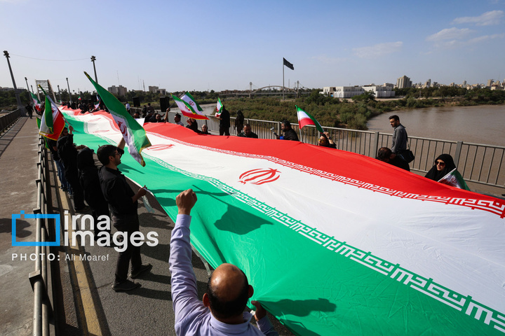 زنجیره انسانی مردم ایران اطراف نیروگاه‌ها و پل‌ها