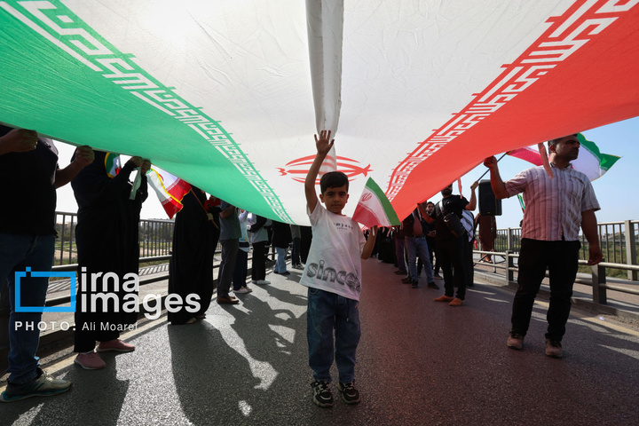 زنجیره انسانی مردم ایران اطراف نیروگاه‌ها و پل‌ها