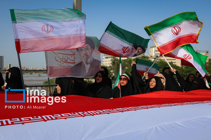 زنجیره انسانی مردم ایران اطراف نیروگاه‌ها و پل‌ها