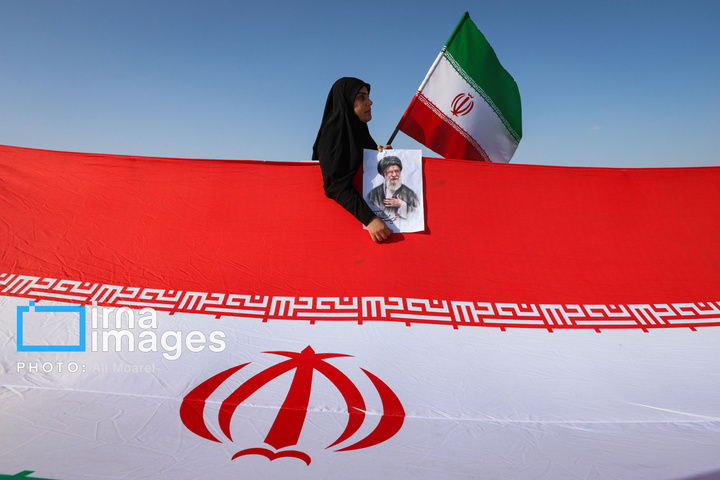 زنجیره انسانی مردم ایران اطراف نیروگاه‌ها و پل‌ها