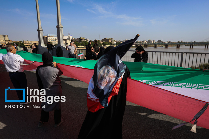 زنجیره انسانی مردم ایران اطراف نیروگاه‌ها و پل‌ها