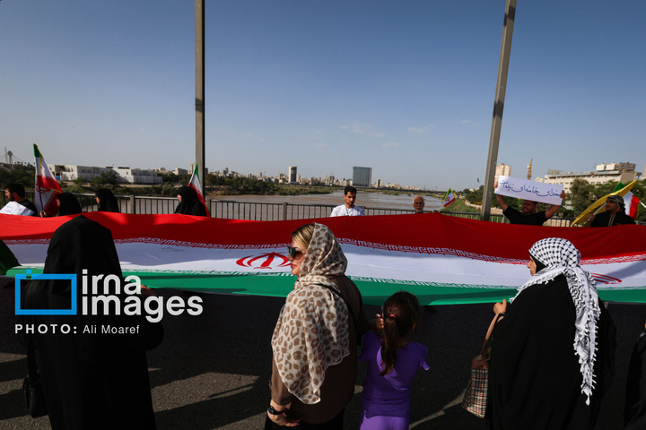 زنجیره انسانی مردم ایران اطراف نیروگاه‌ها و پل‌ها