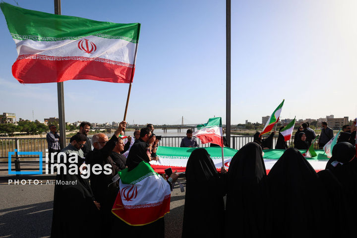 زنجیره انسانی مردم ایران اطراف نیروگاه‌ها و پل‌ها