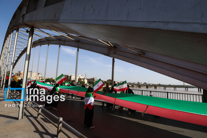 زنجیره انسانی مردم ایران اطراف نیروگاه‌ها و پل‌ها