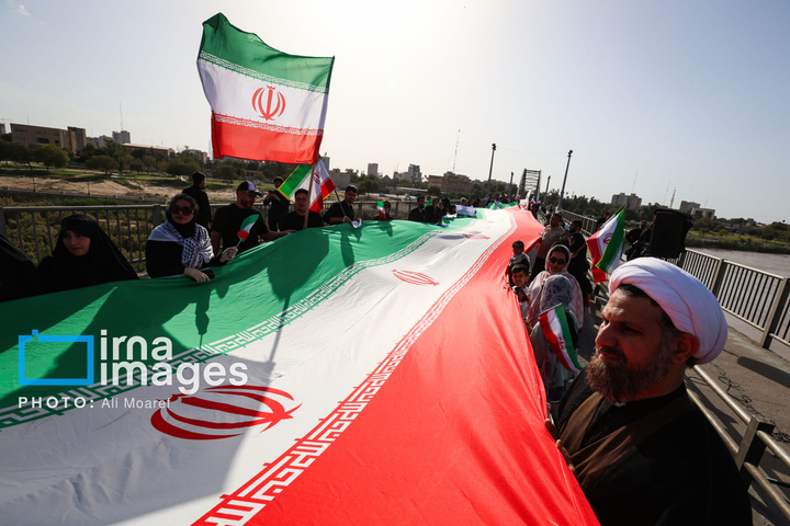 زنجیره انسانی مردم ایران اطراف نیروگاه‌ها و پل‌ها