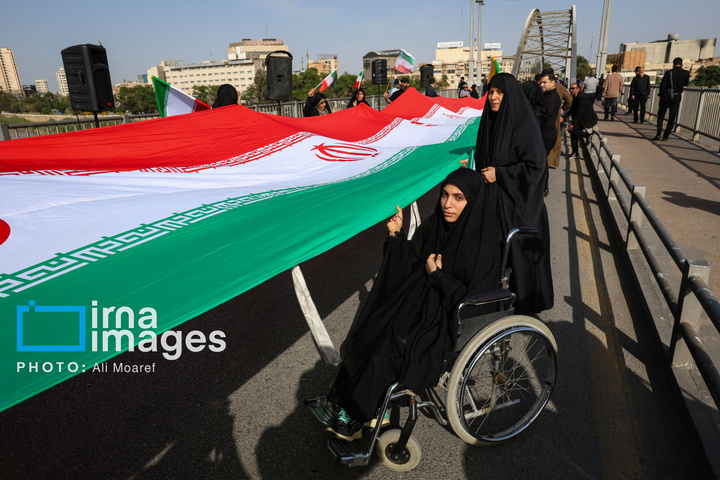 زنجیره انسانی مردم ایران اطراف نیروگاه‌ها و پل‌ها