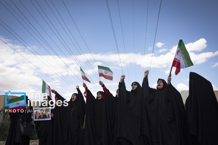 زنجیره انسانی مردم ایران اطراف نیروگاه‌ها و پل‌ها