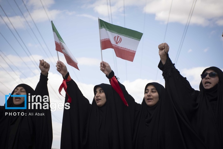 زنجیره انسانی مردم ایران اطراف نیروگاه‌ها و پل‌ها