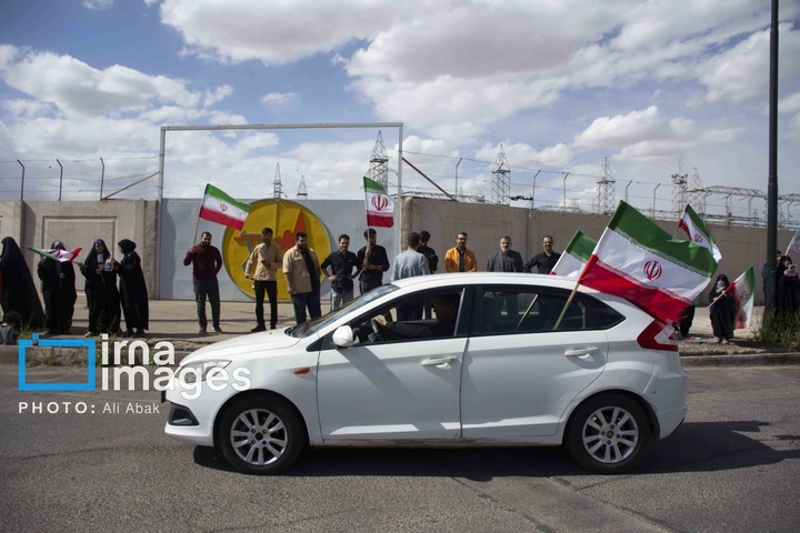 زنجیره انسانی مردم ایران اطراف نیروگاه‌ها و پل‌ها