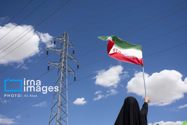 زنجیره انسانی مردم ایران اطراف نیروگاه‌ها و پل‌ها