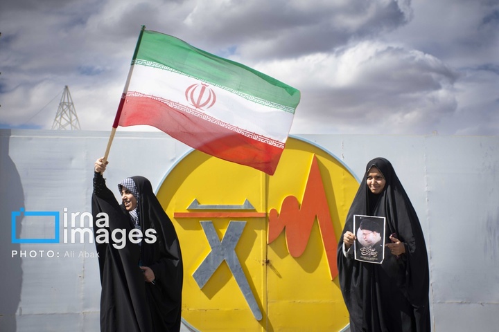 زنجیره انسانی مردم ایران اطراف نیروگاه‌ها و پل‌ها