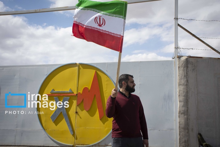 زنجیره انسانی مردم ایران اطراف نیروگاه‌ها و پل‌ها