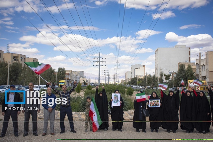 زنجیره انسانی مردم ایران اطراف نیروگاه‌ها و پل‌ها