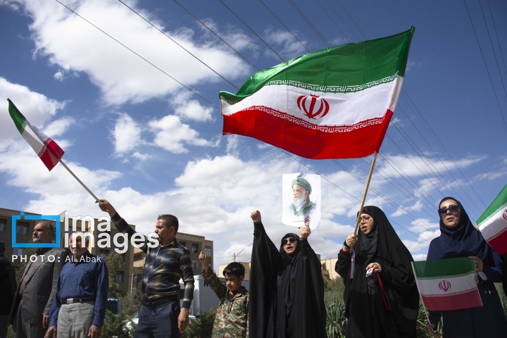 زنجیره انسانی مردم ایران اطراف نیروگاه‌ها و پل‌ها