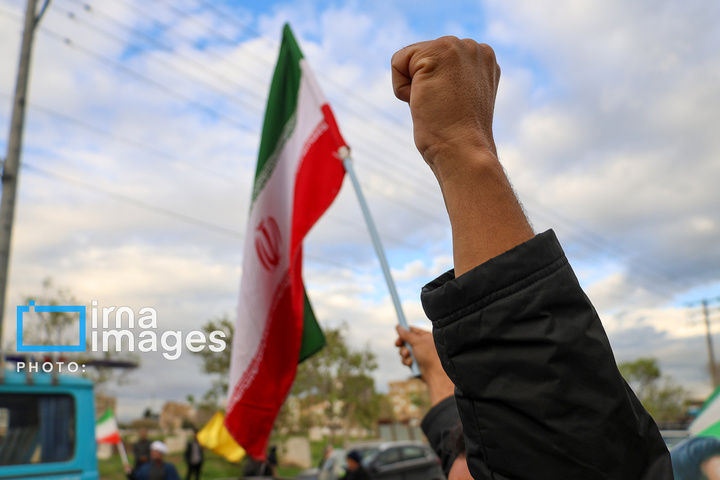 زنجیره انسانی مردم ایران اطراف نیروگاه‌ها و پل‌ها