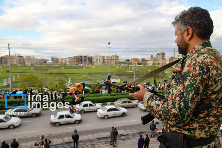 زنجیره انسانی مردم ایران اطراف نیروگاه‌ها و پل‌ها