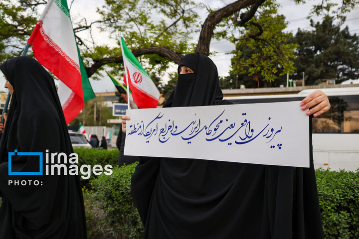 زنجیره انسانی مردم ایران اطراف نیروگاه‌ها و پل‌ها